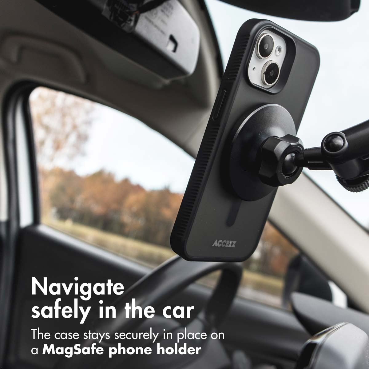 Un teléfono inteligente en funda está montado en un soporte MagSafe en un coche, con texto abajo.