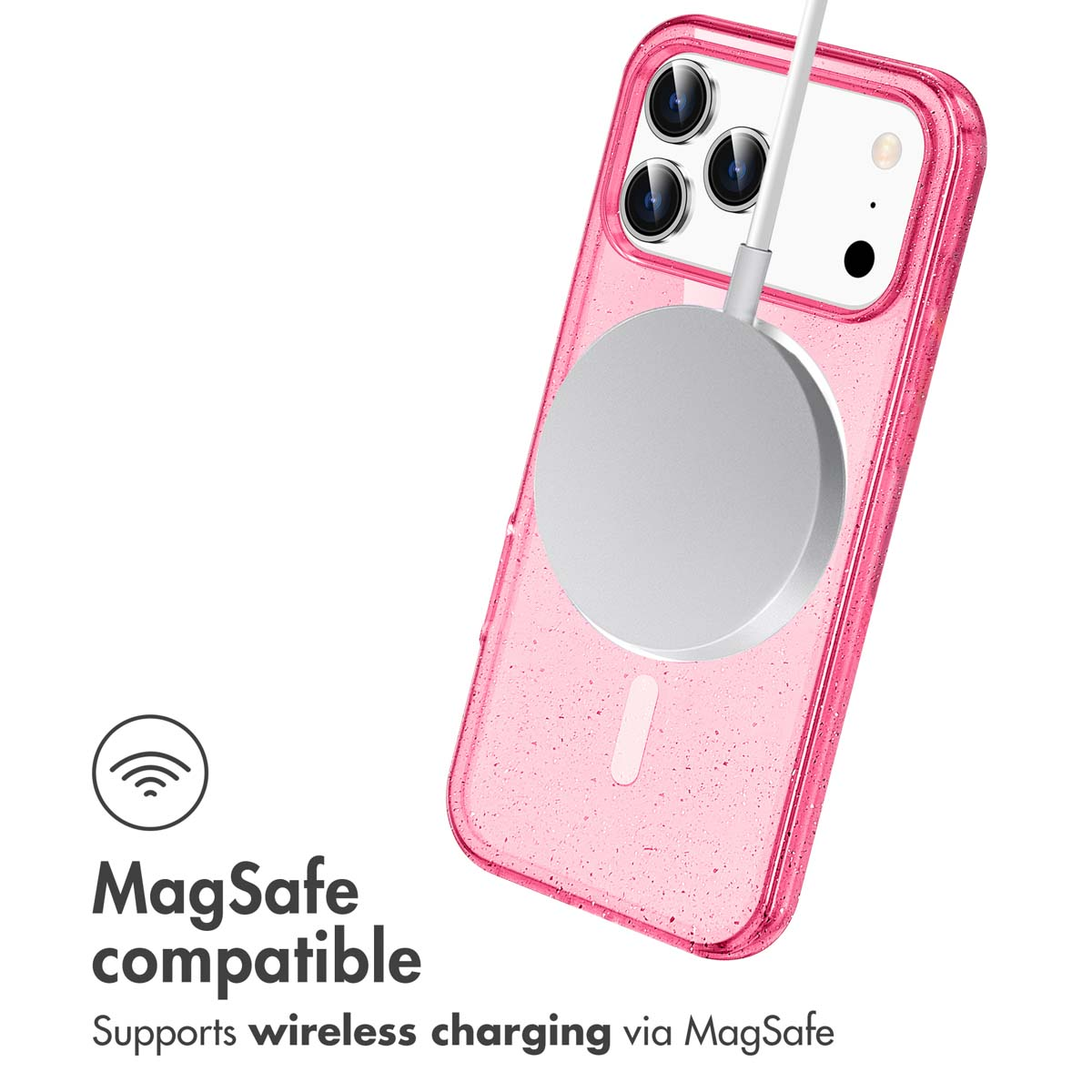 Un smartphone rose dans une coque de protection pailletée se charge sans fil avec un chargeur MagSafe rond.