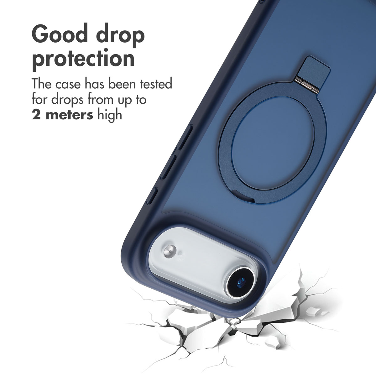 Una funda azul para teléfono con soporte de anillo, mostrada cerca de una superficie agrietada.