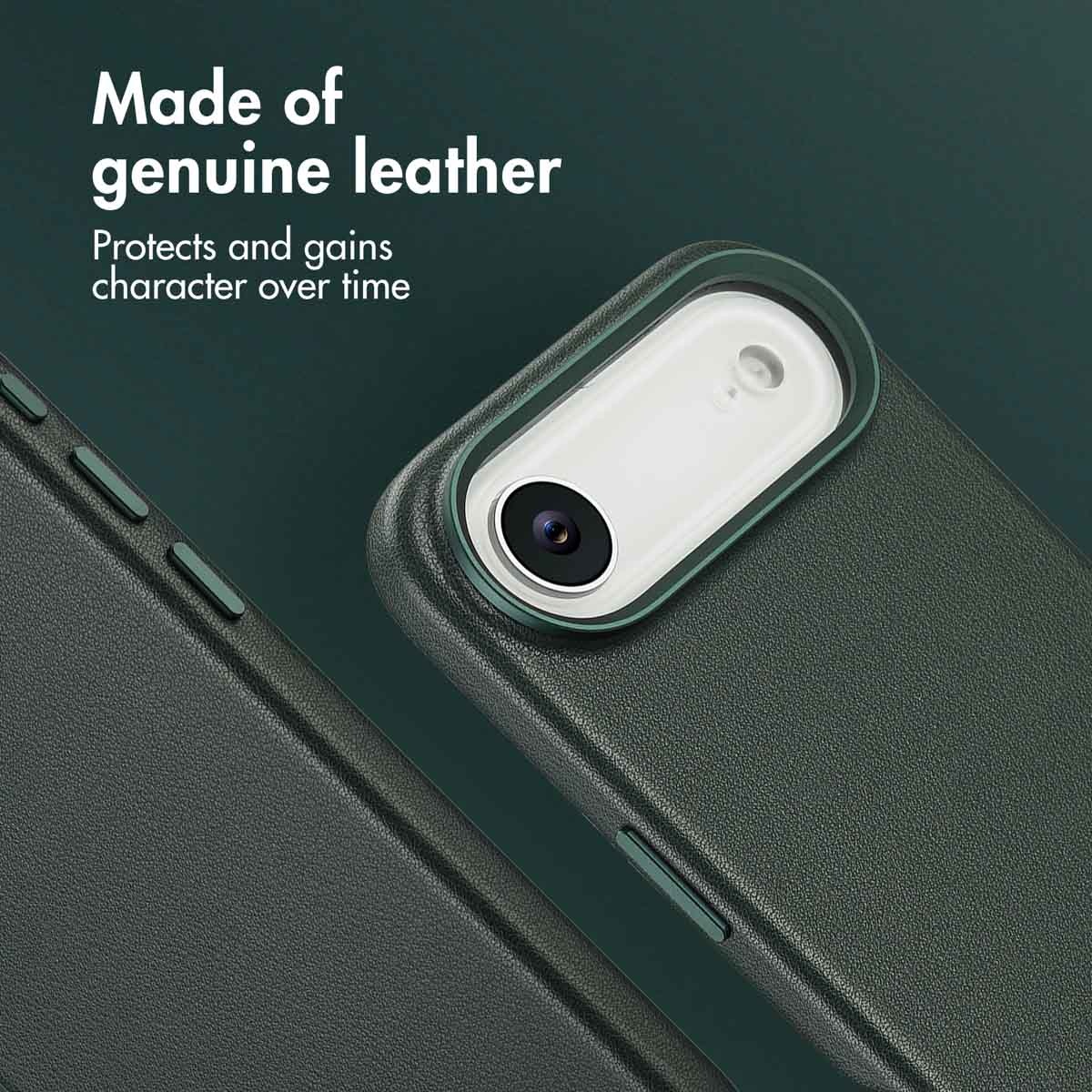 Una funda de móvil de cuero verde oscuro que muestra el módulo de cámara y texto.