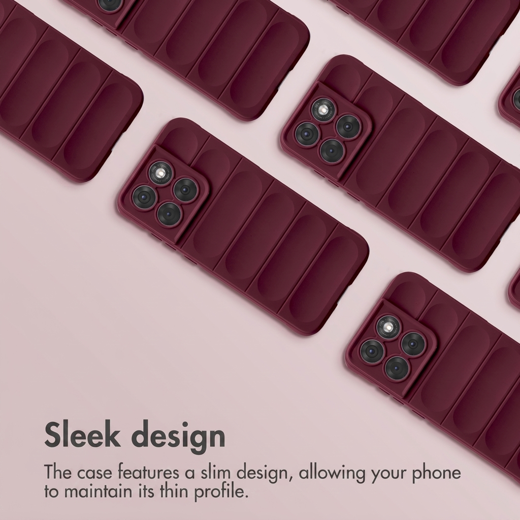 Plusieurs coques de téléphone rembourrées bordeaux avec des découpes carrées pour appareil photo sur fond rose.