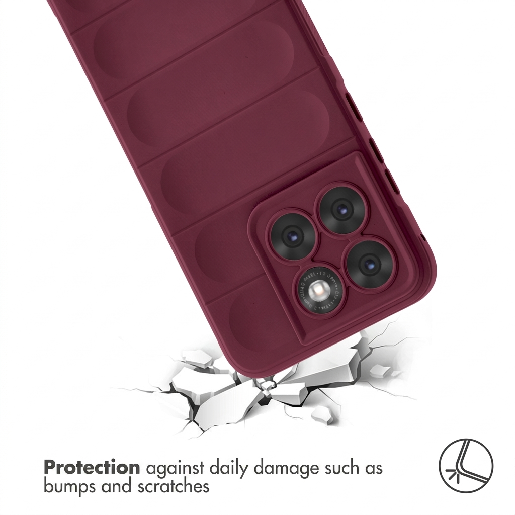Une coque de smartphone bordeaux matelassée protège contre les chutes sur une surface blanche brisée.