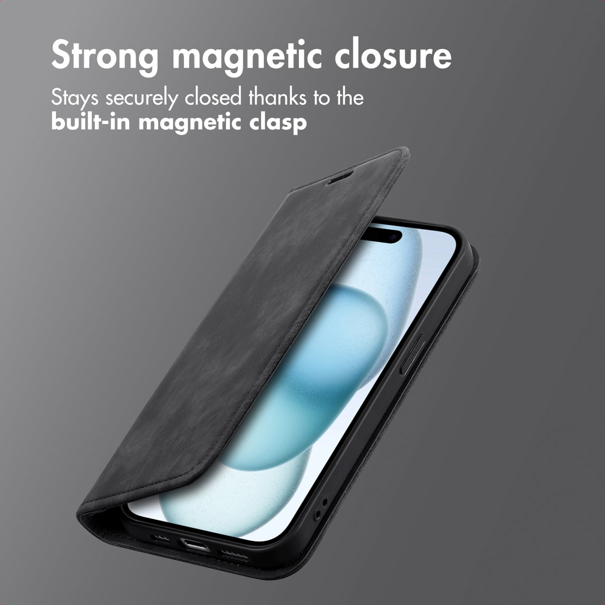 Un smartphone noir dans un étui à rabat avec du texte sur une fermeture magnétique sur fond gris.