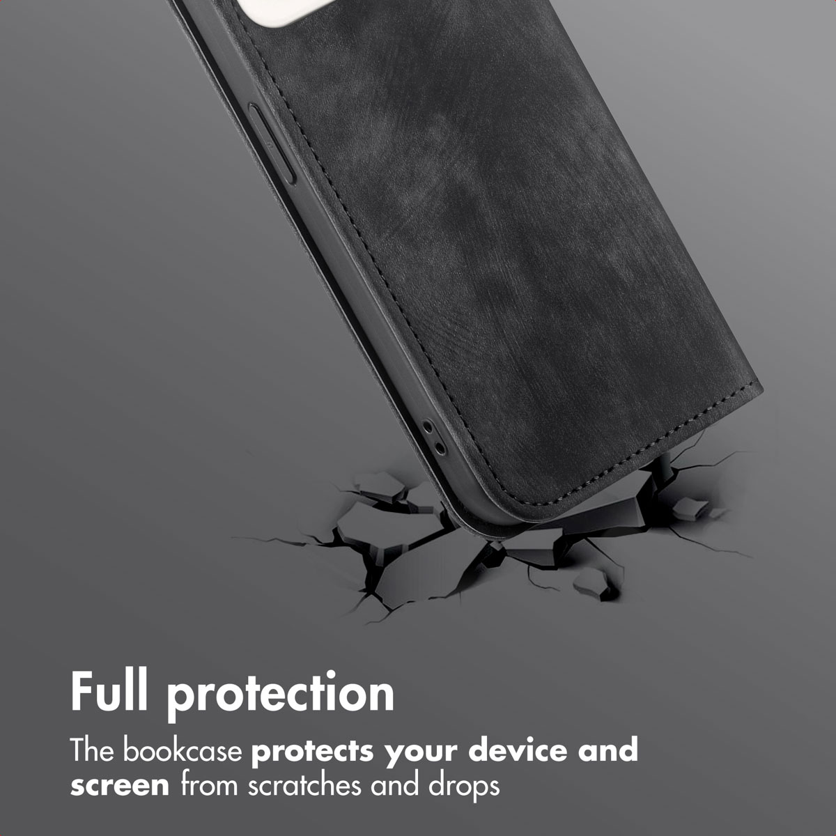 Gros plan d'un étui de téléphone en cuir noir au-dessus d'une surface grise fissurée avec du texte sur la protection.