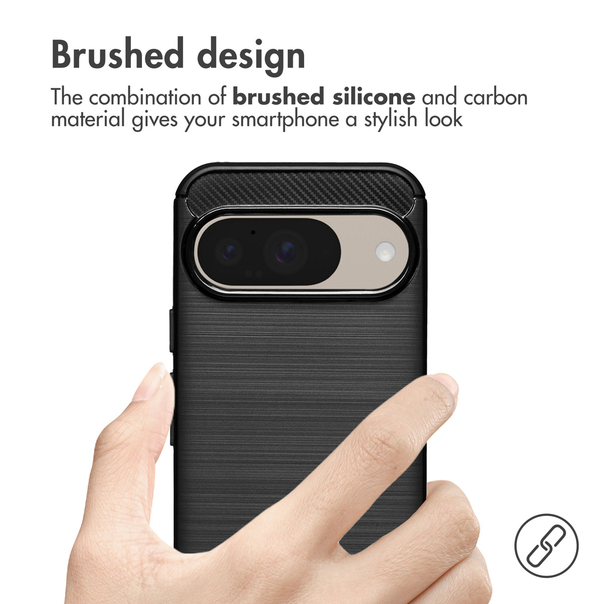 Una mano tiene uno smartphone nero con cover spazzolata e dettagli in carbonio.