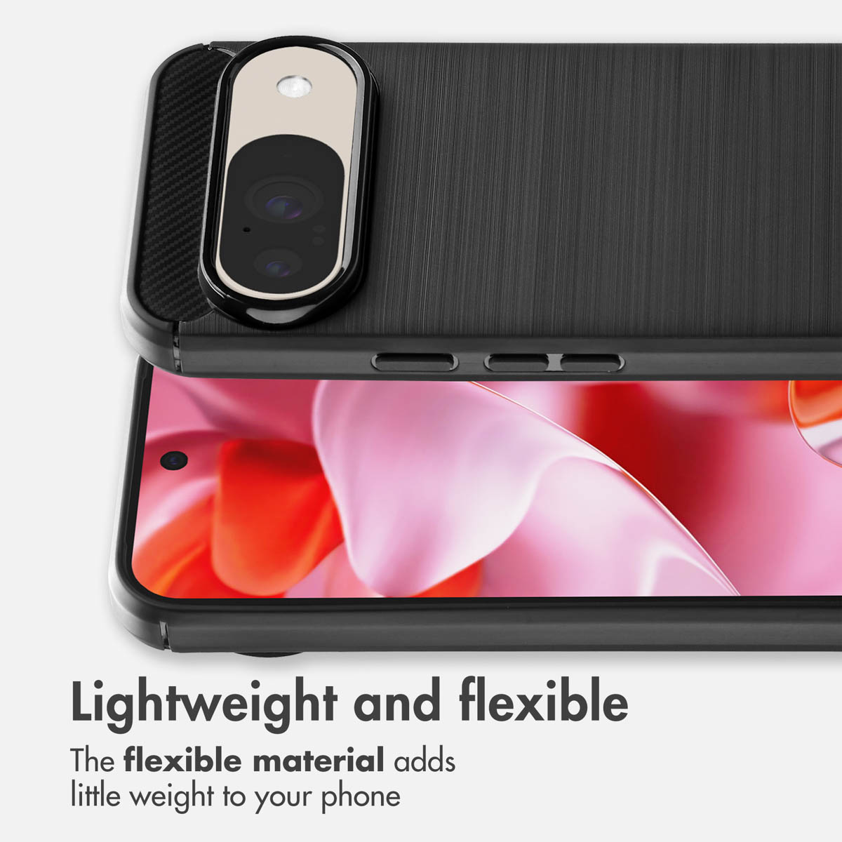 Custodia per smartphone nera con texture spazzolata e foro fotocamera, con testo sul design leggero.