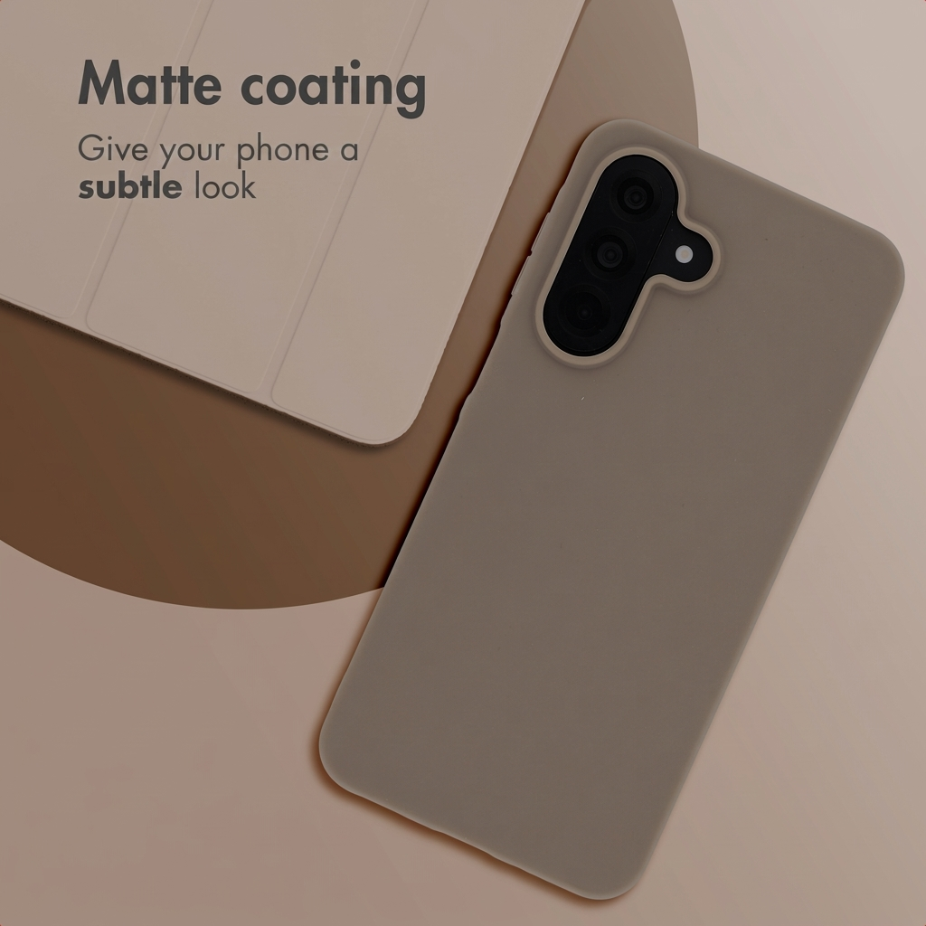 Ein beigefarbener Smartphone-Hülle mit matter Beschichtung liegt auf einer passenden Unterlage neben einem Tablet.