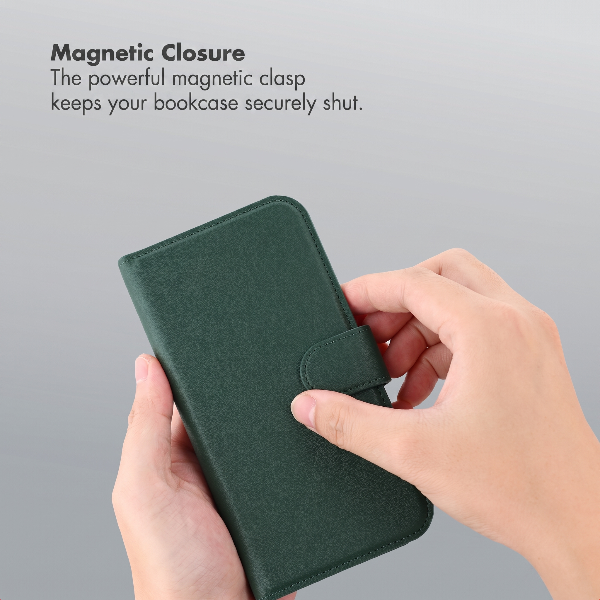 Manos cerrando una funda de cuero verde para móvil con cierre magnético.
