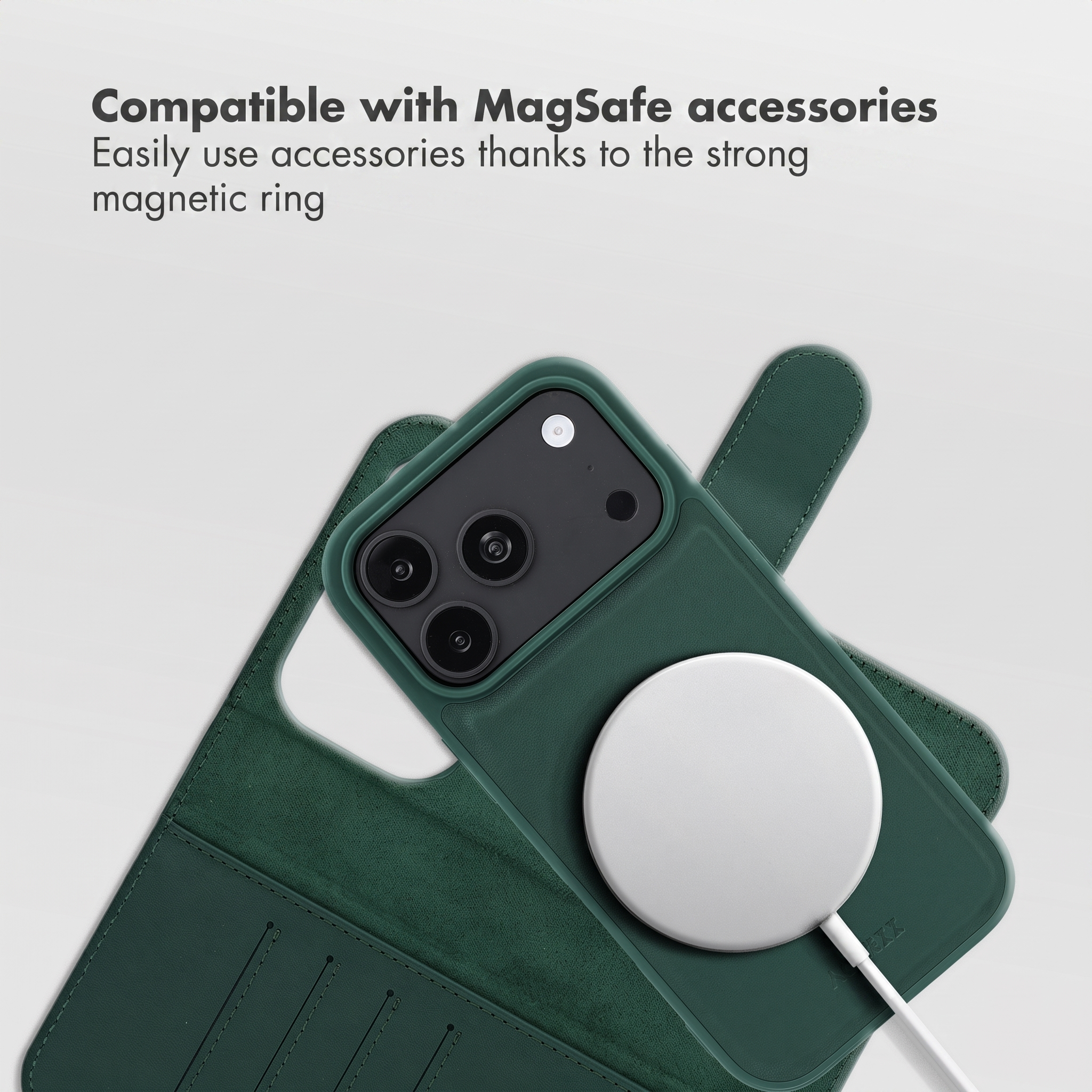 Funda de teléfono verde con cargador MagSafe blanco adjunto sobre fondo blanco.
