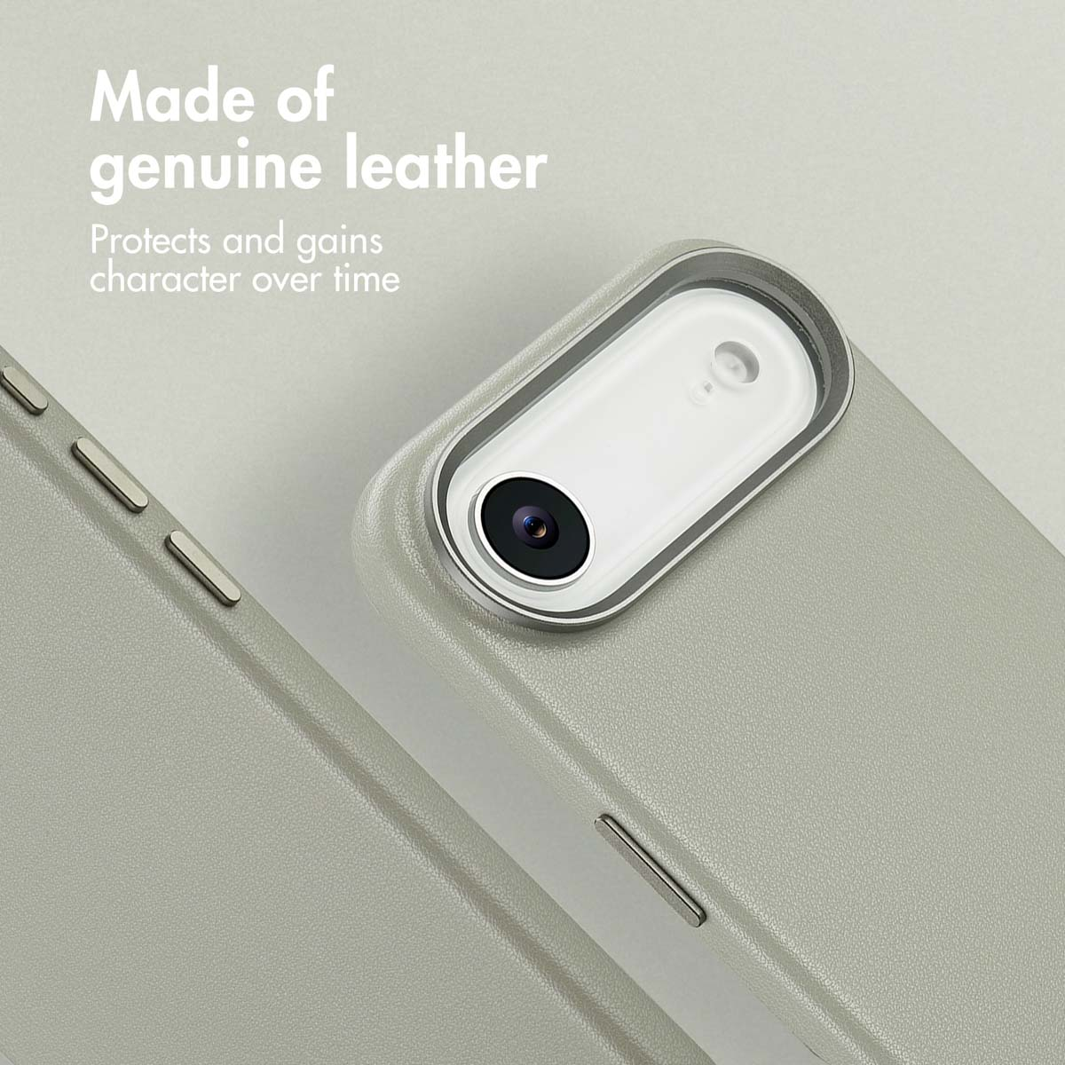 Primer plano de una funda de móvil de cuero gris con recorte metálico para la cámara y botones sobre fondo liso.