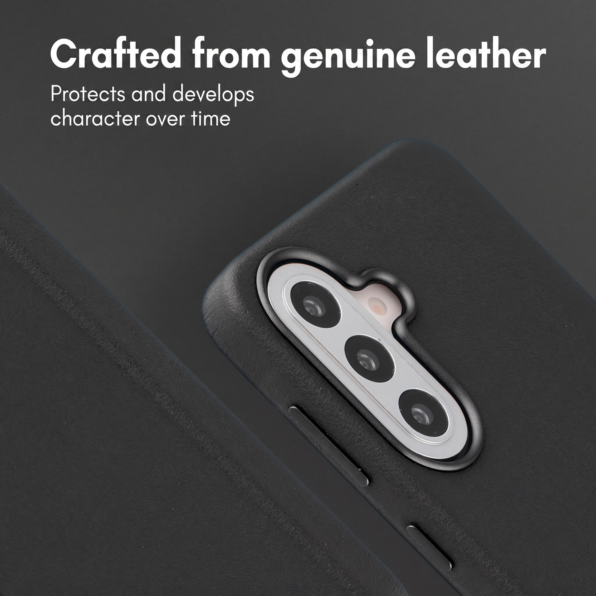 Funda de móvil de cuero negro con recorte para cámara y texto blanco.