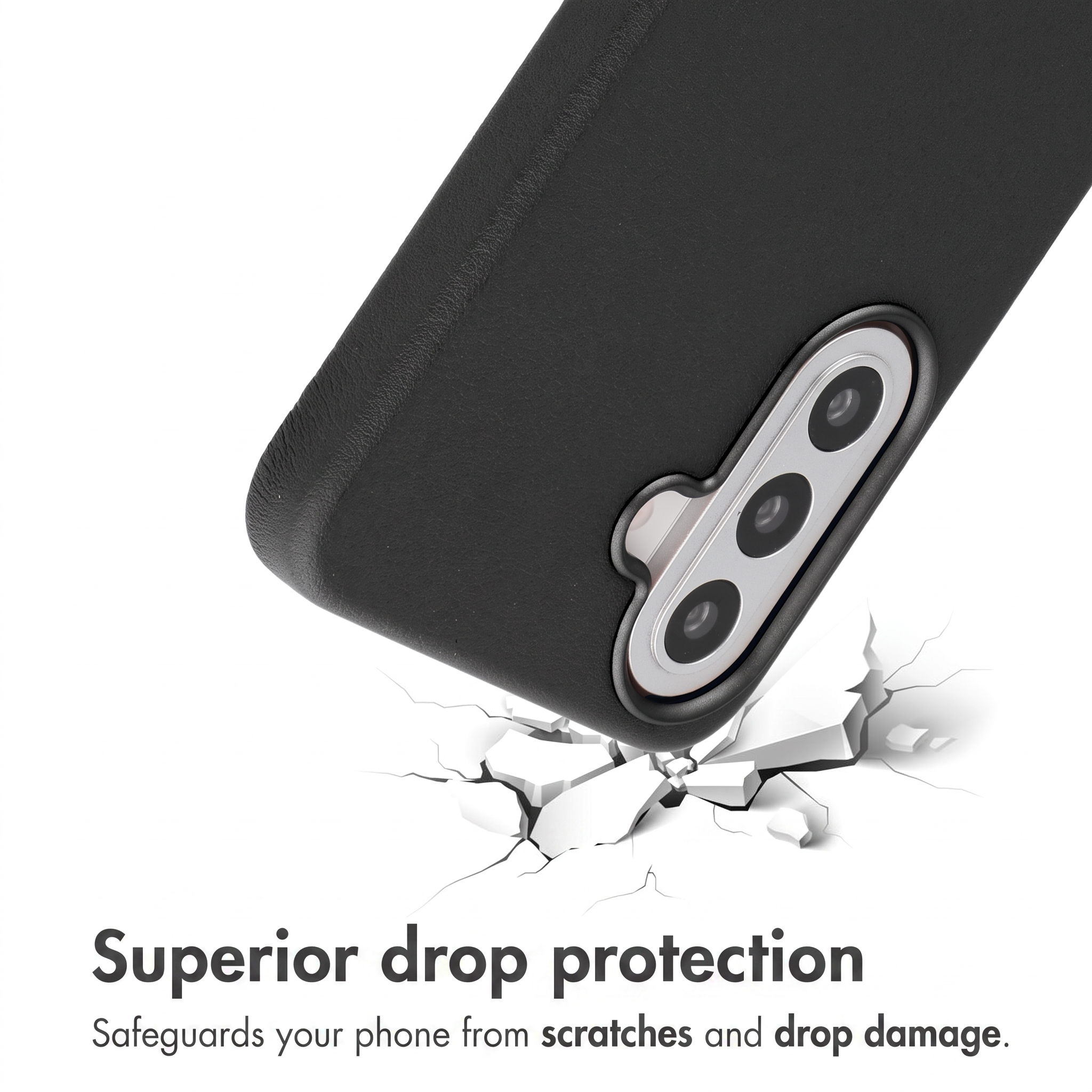 Funda de teléfono negra protege el smartphone en el impacto, rompiendo la superficie blanca.
