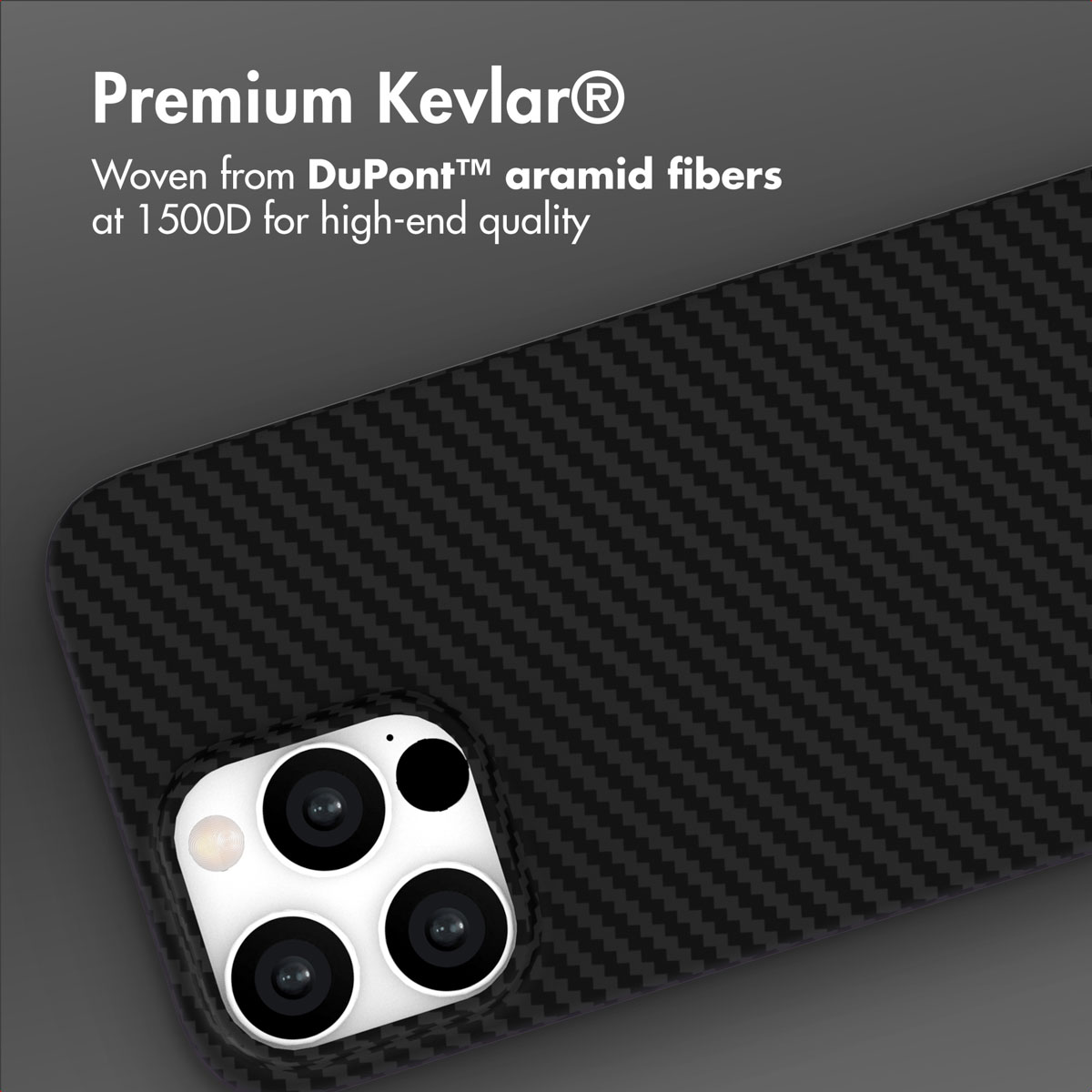 Cover per telefono in Kevlar nero con motivo in carbonio e modulo fotocamera bianco su sfondo grigio con testo.