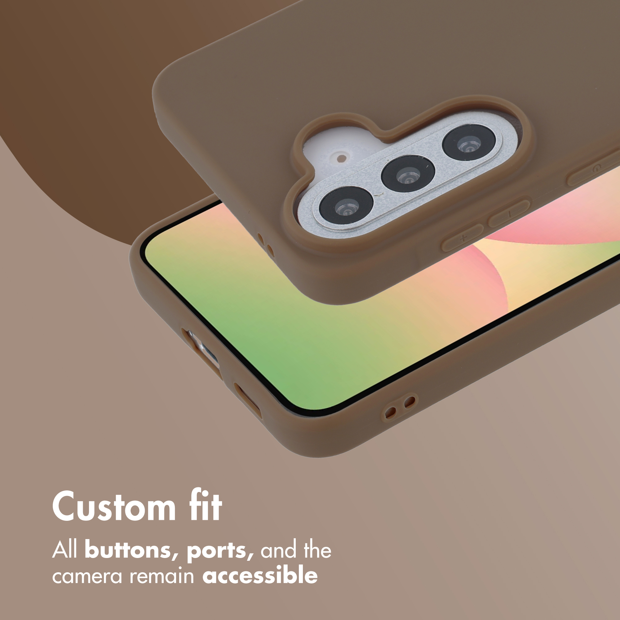 Una cover marrone per smartphone con tre obiettivi su sfondo marrone, con pulsanti e porte accessibili.