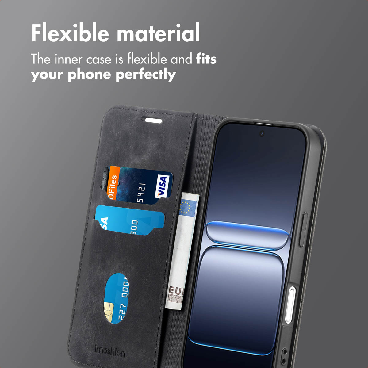 Custodia a portafoglio per smartphone in pelle nera con fessure per carte contenenti tre carte, accanto a un telefono con schermo blu.