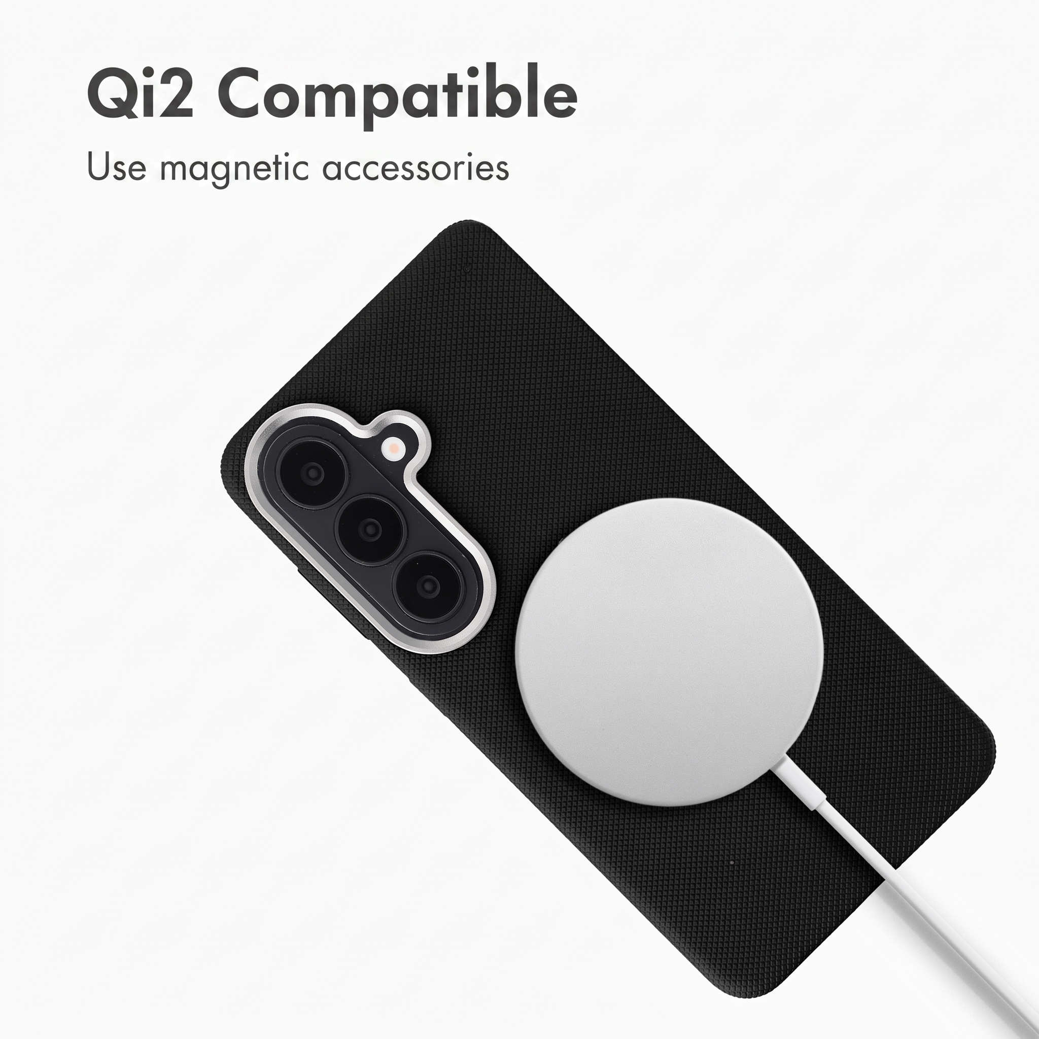 Una custodia per telefono nera testurizzata con caricatore wireless magnetico Qi2 e la scritta "Qi2 Compatible".