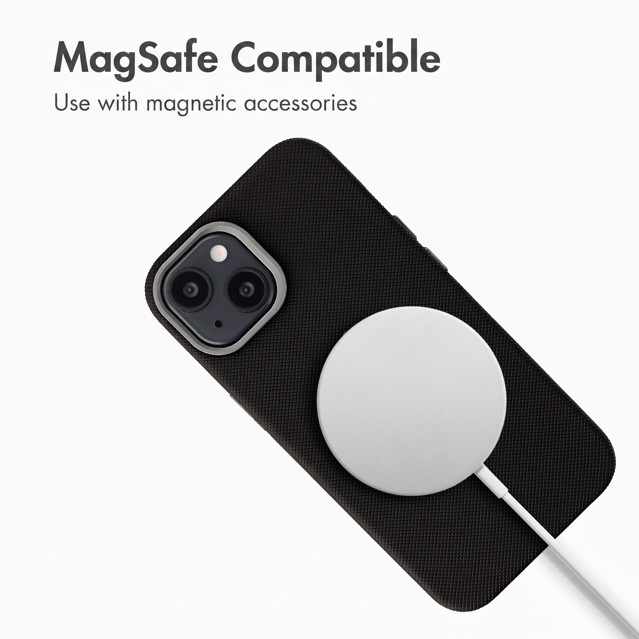 Una custodia per telefono nera con un caricabatterie MagSafe bianco su sfondo bianco.