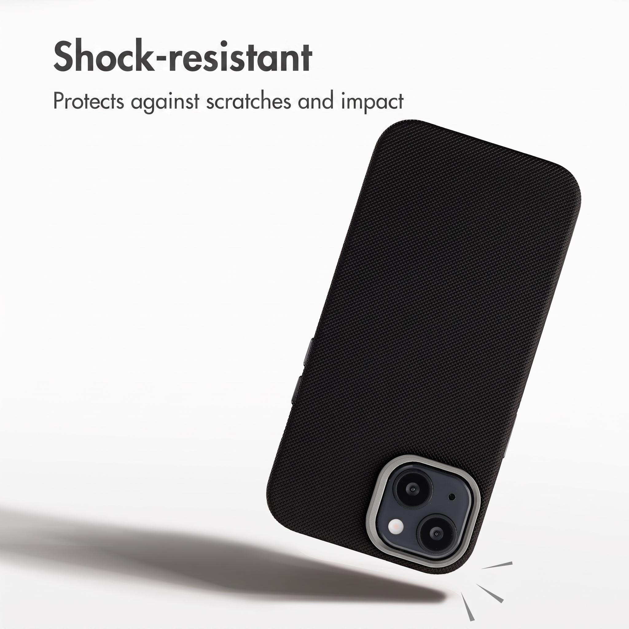 Una custodia per smartphone nera testurizzata con doppia fotocamera su sfondo bianco.