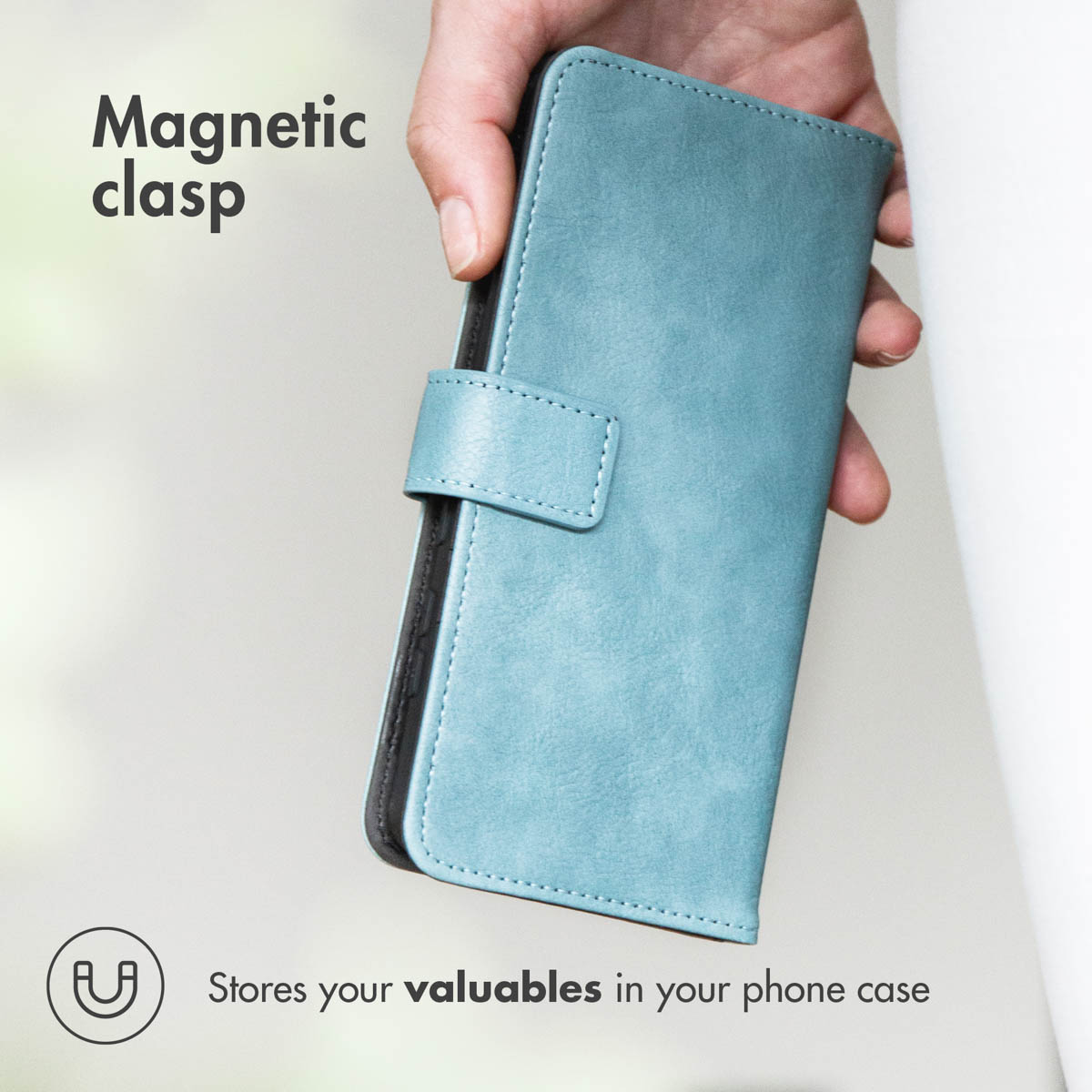 Una mano tiene una custodia per cellulare azzurra con chiusura magnetica.