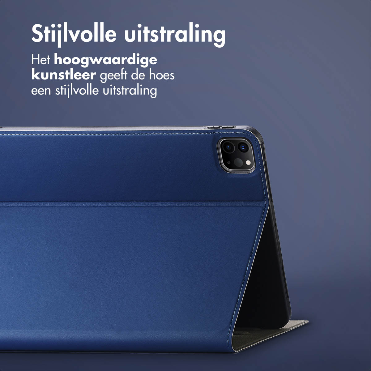 Una custodia blu per tablet in eco-pelle si trova su uno sfondo scuro, con del testo sopra.