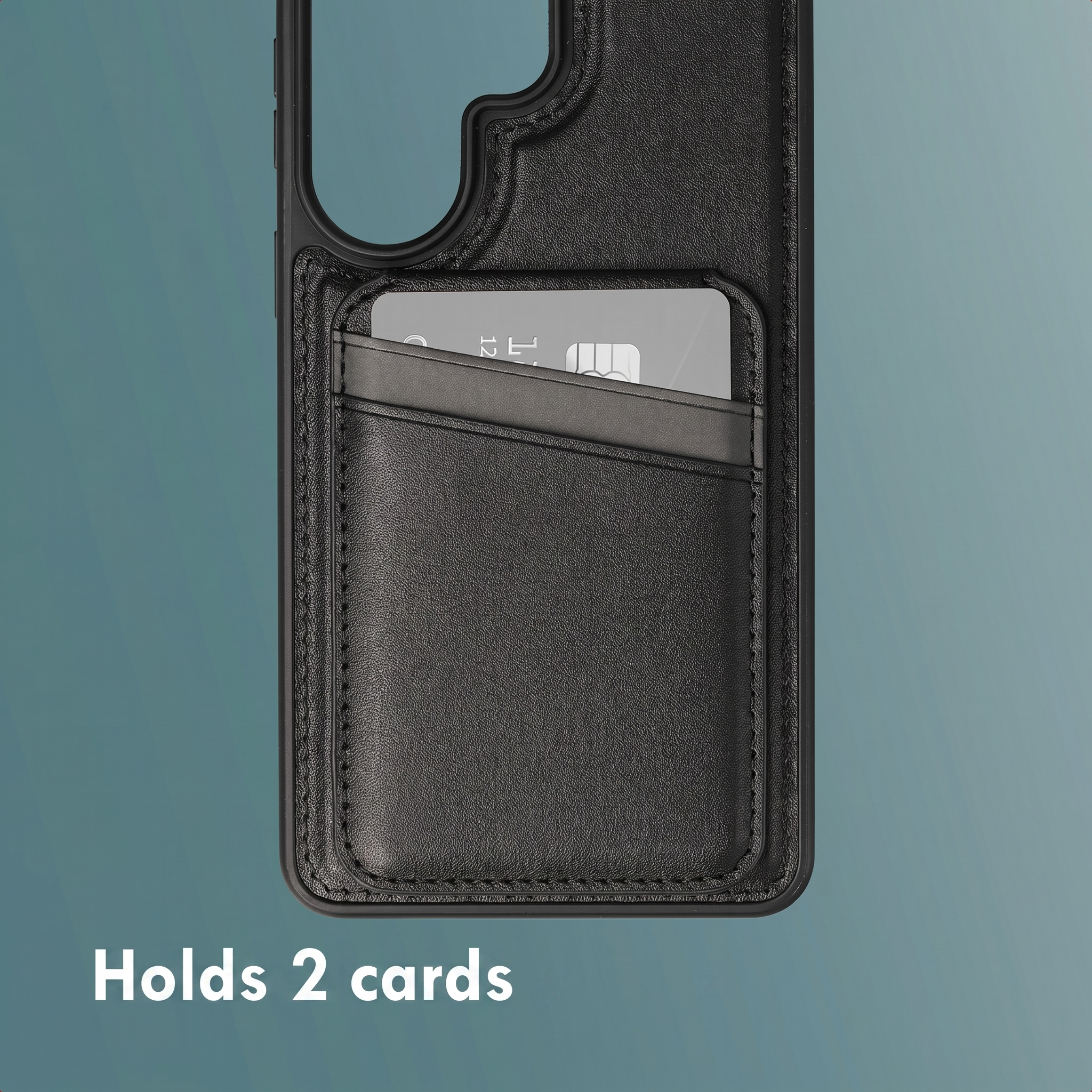 Schwarze Leder-Smartphone-Hülle mit aufgesetzter Kartentasche, in der eine Kreditkarte steckt.