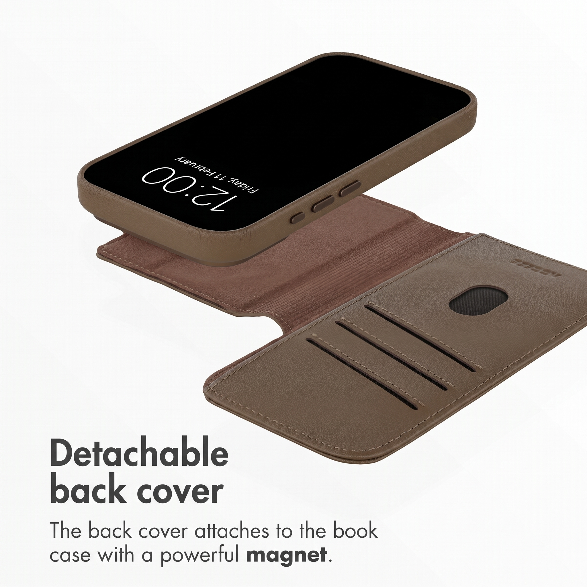 Un étui de téléphone en cuir marron avec coque arrière détachable sur fond blanc.