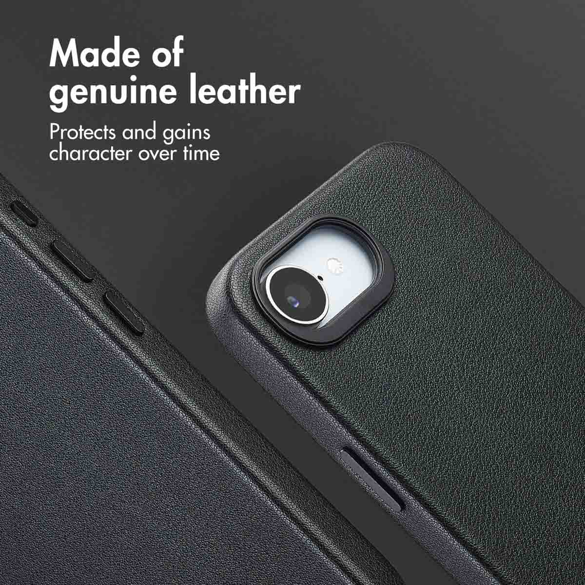 Custodia protettiva in pelle nera per smartphone con ritaglio fotocamera e tasti.