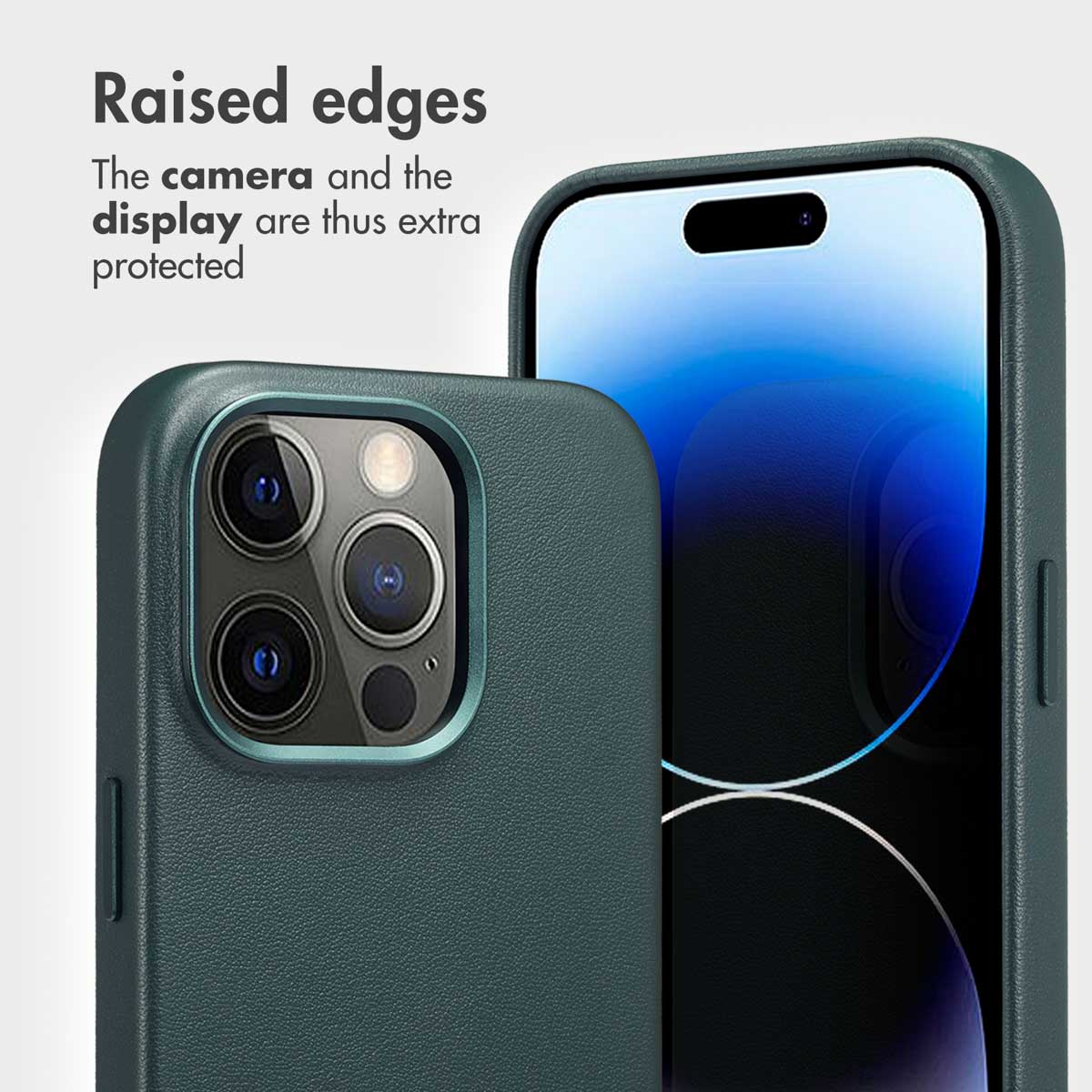 Un smartphone dans un étui en cuir vert foncé, soulignant les bords surélevés pour protéger l'appareil photo.