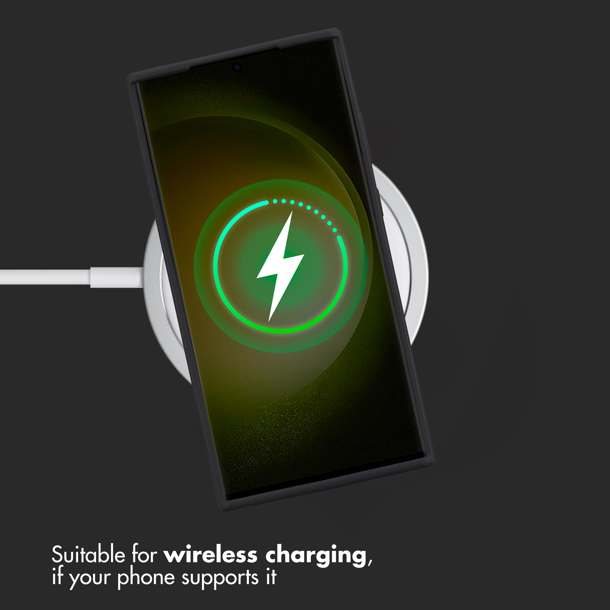 Uno smartphone si ricarica in modalità wireless su una base bianca, sfondo scuro.