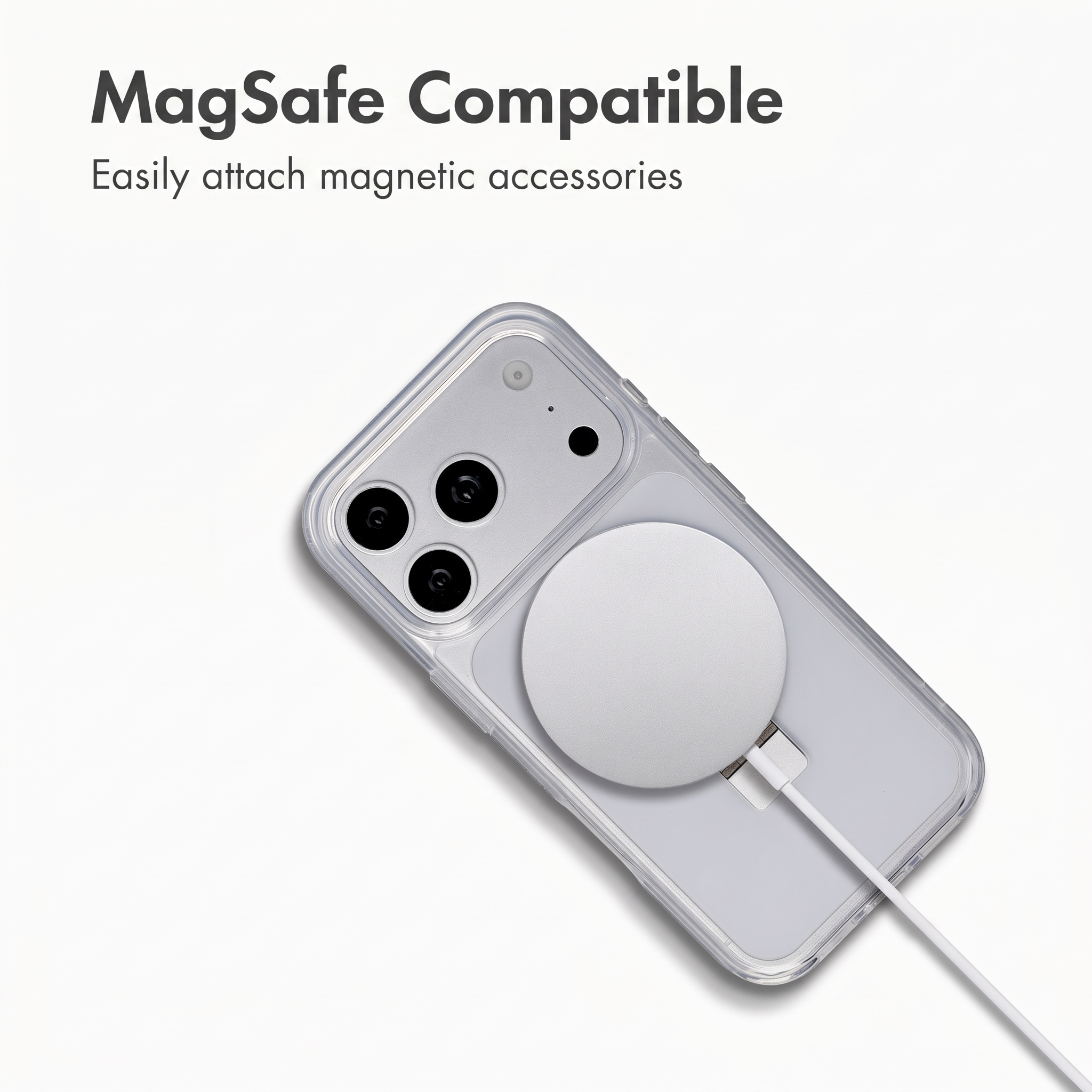 Smartphone compatibile MagSafe in custodia trasparente con caricatore magnetico su sfondo bianco.