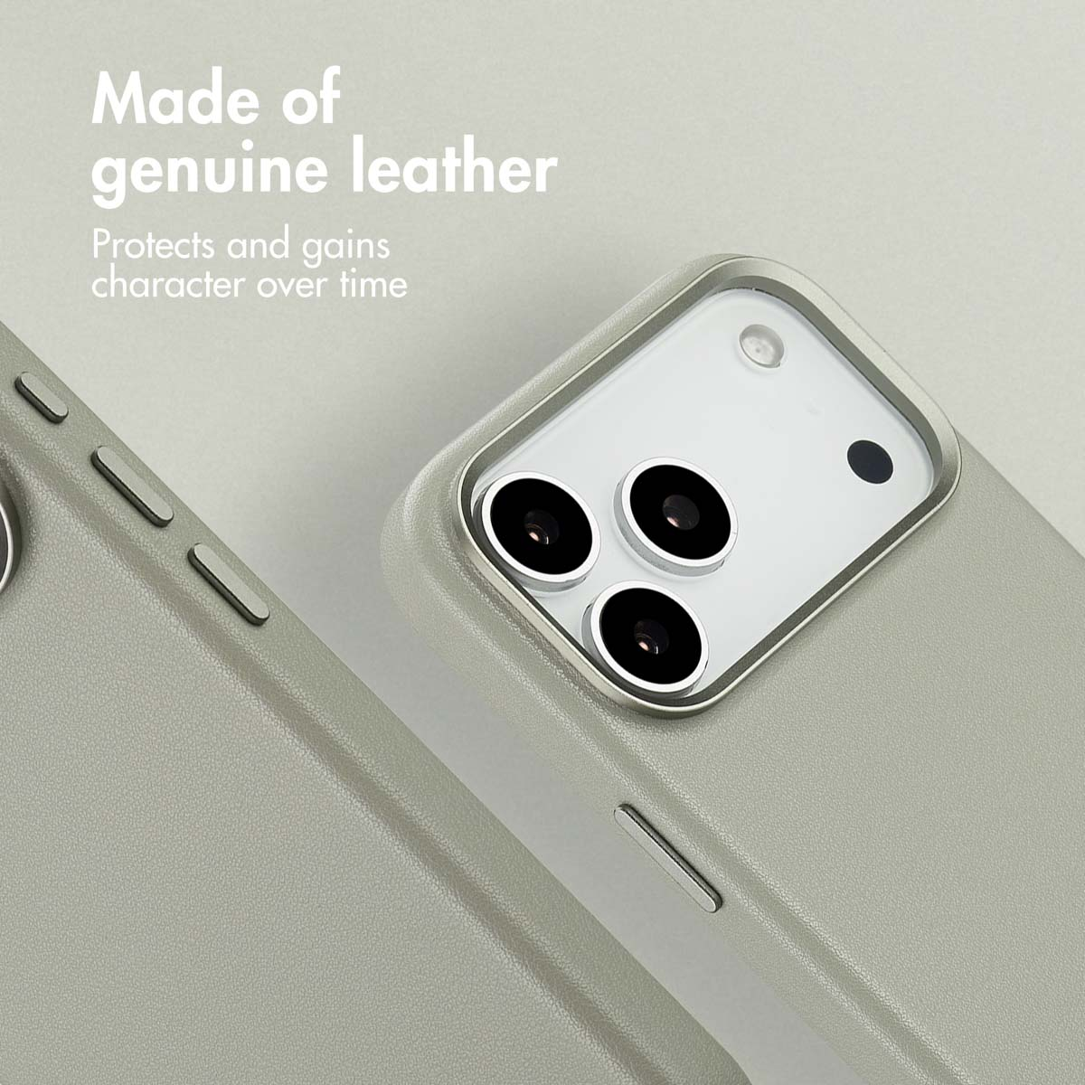 Une coque de téléphone en cuir gris clair avec trois objectifs et boutons, texte indique En cuir véritable.
