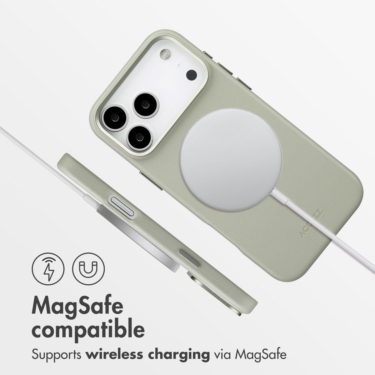 Coque de téléphone verte avec chargeur MagSafe et câble sur fond blanc.