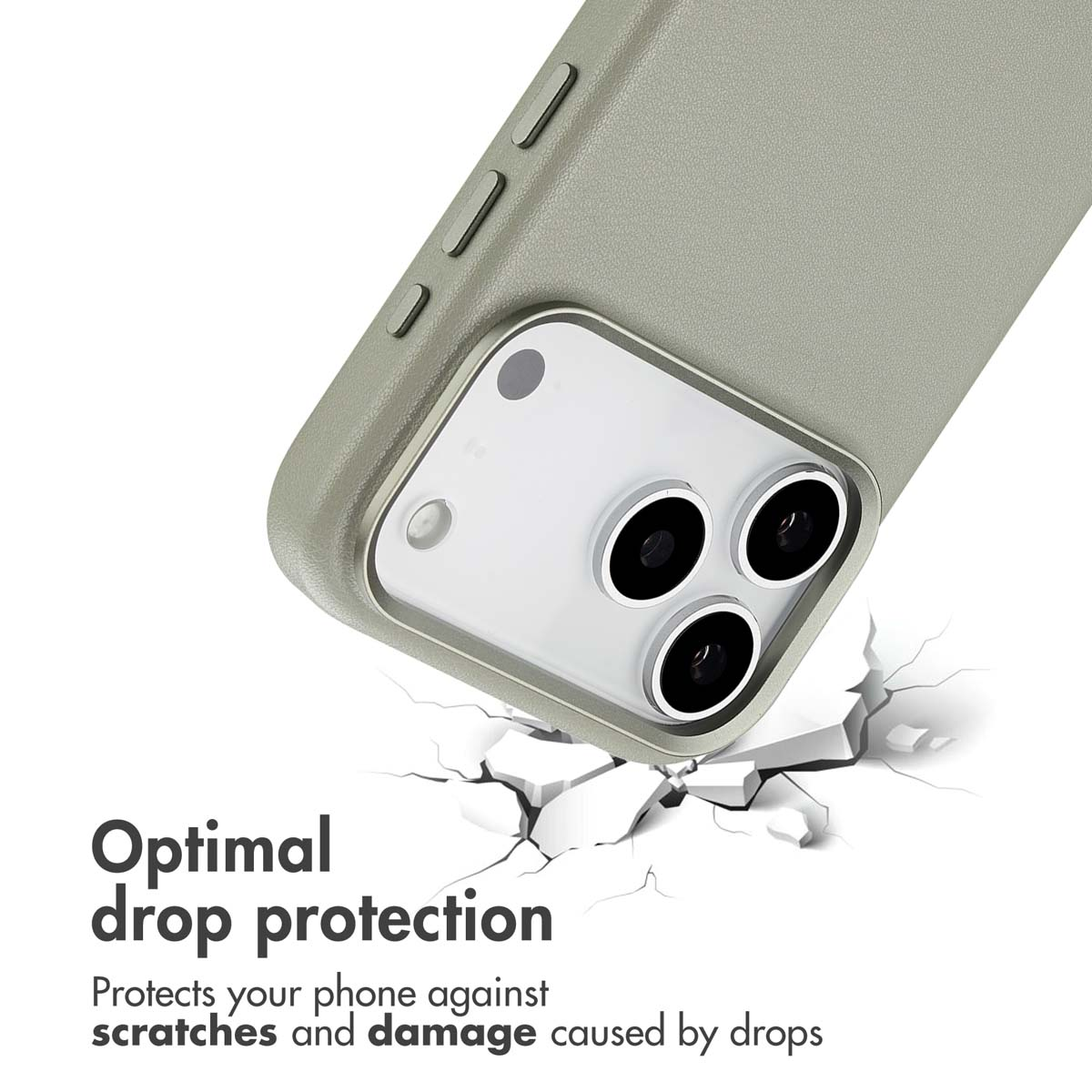 Une coque de téléphone vert olive heurte une surface fissurée, avec du texte sur la protection.