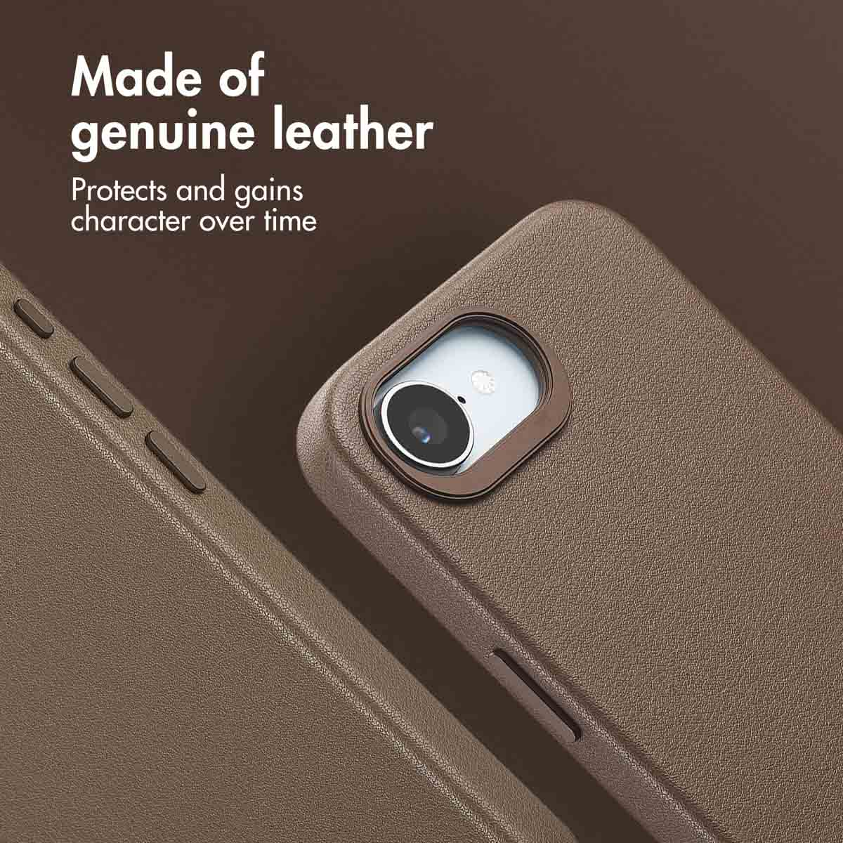 Custodia per smartphone in pelle marrone con foro per fotocamera.