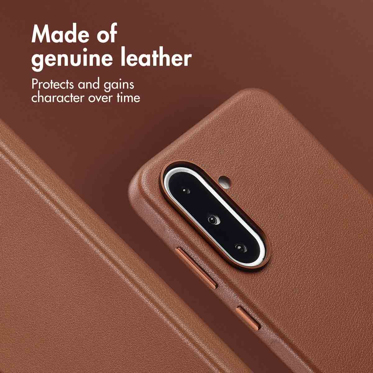 Funda de teléfono de cuero marrón con recorte de cámara y botones laterales sobre fondo marrón.