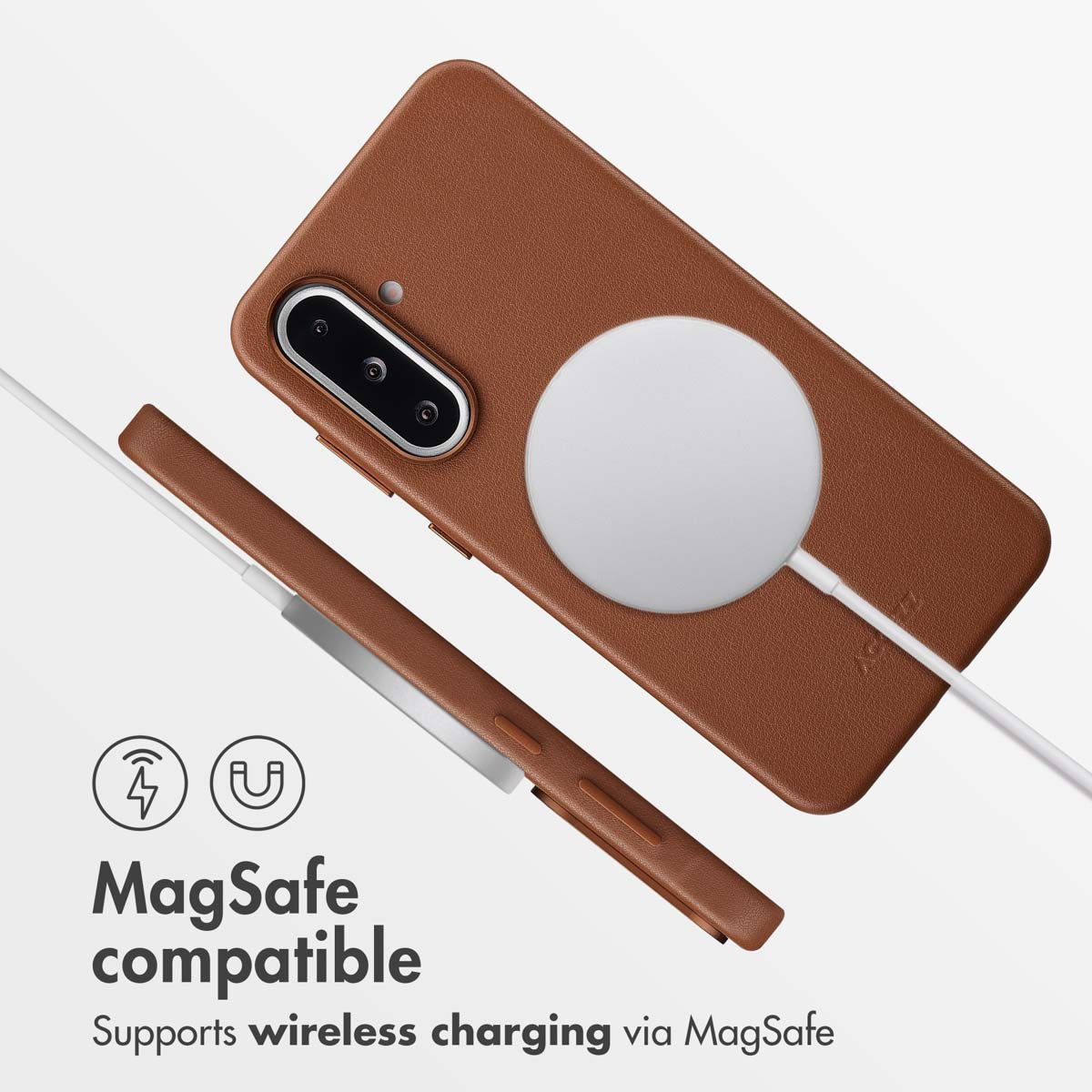 Funda de móvil de cuero marrón con cargador MagSafe y texto de compatibilidad.