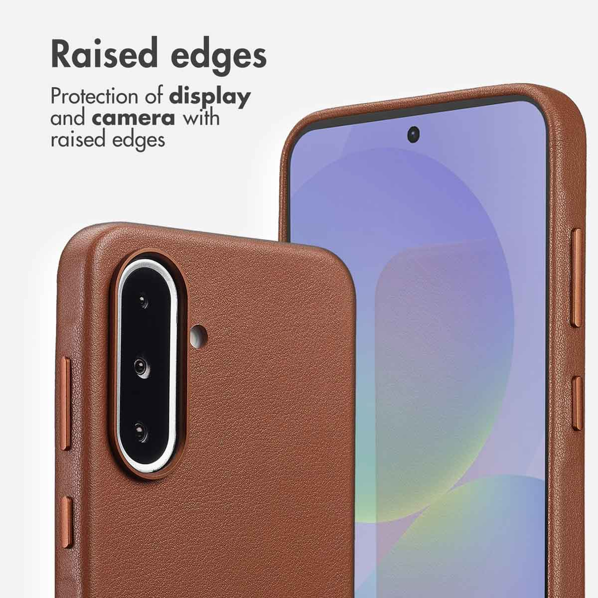 Funda de cuero marrón con bordes levantados para proteger la pantalla y la cámara.