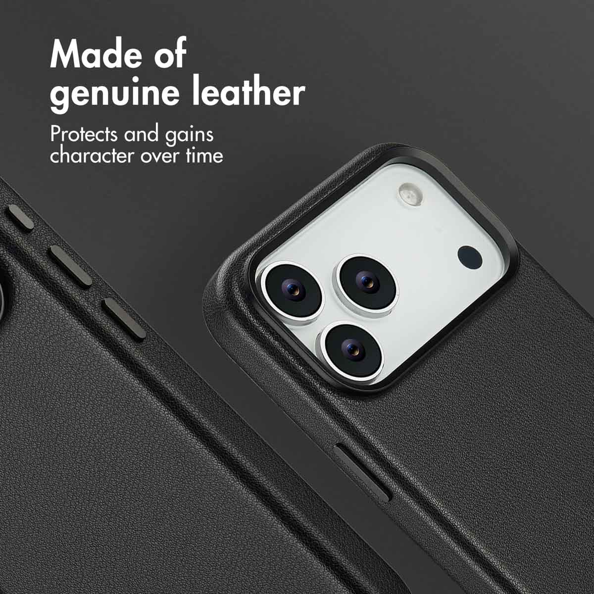 Gros plan d'un étui de smartphone en cuir noir avec découpes pour appareil photo et texte.