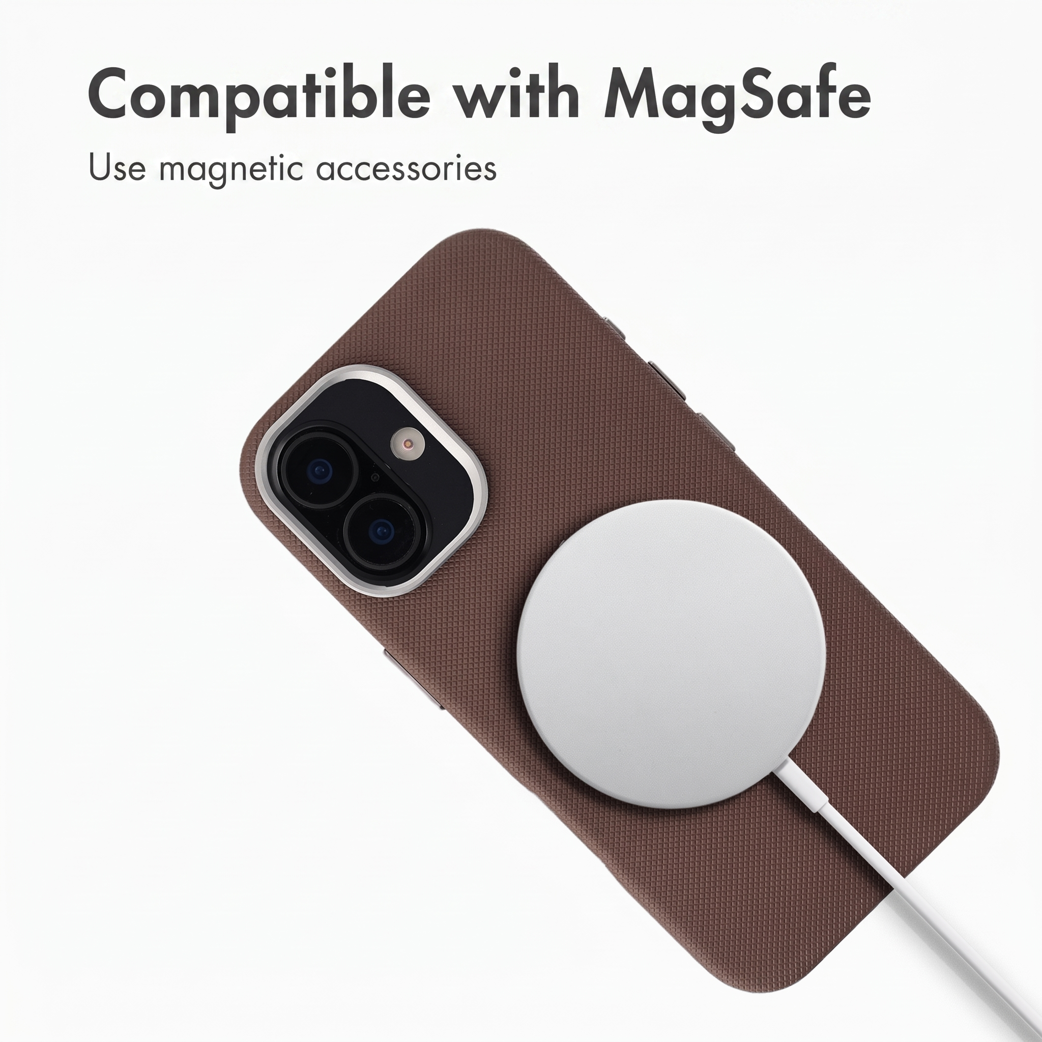 Uno smartphone marrone con caricabatterie MagSafe e testo Compatible with MagSafe.
