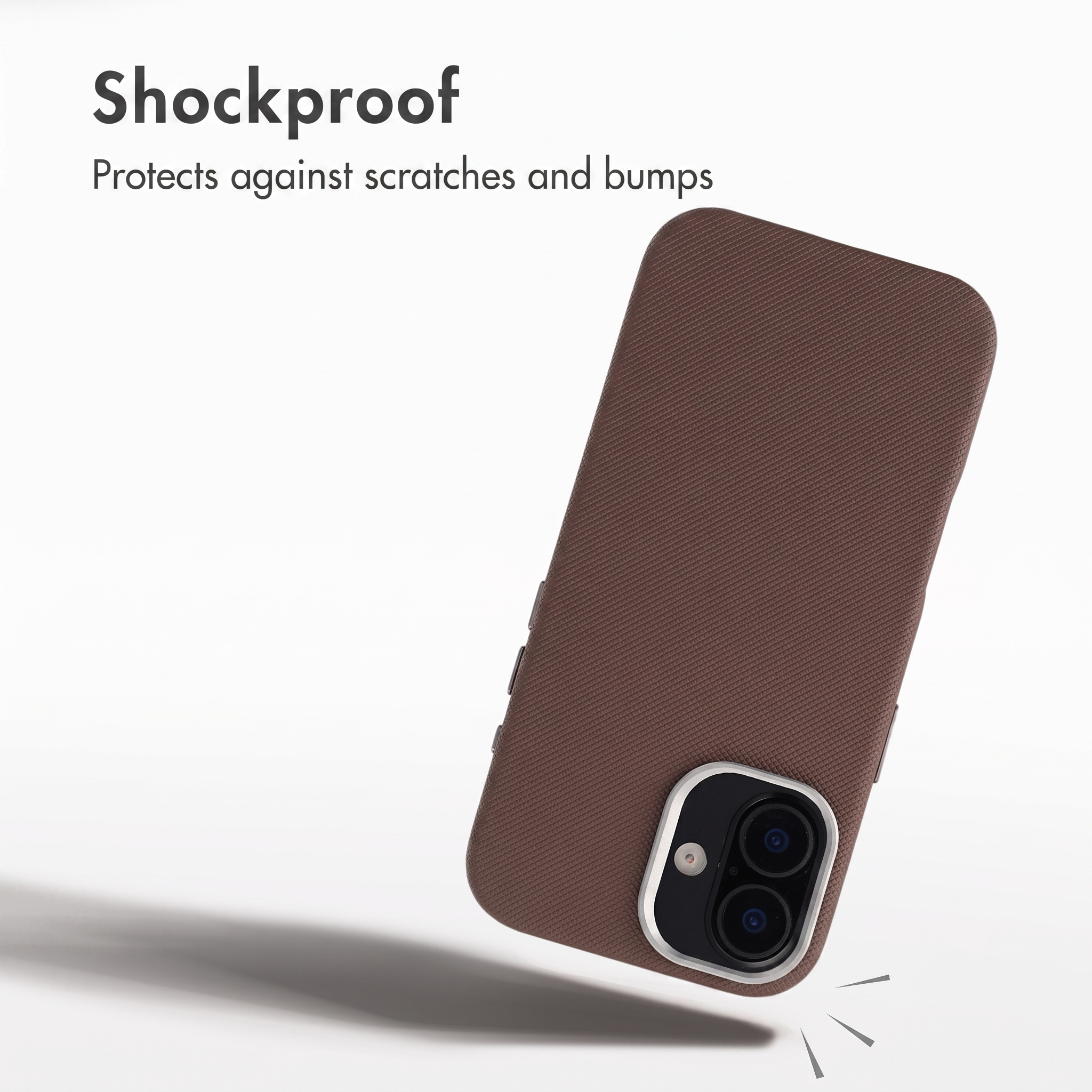Una custodia marrone antiurto per smartphone con doppia fotocamera su sfondo bianco.
