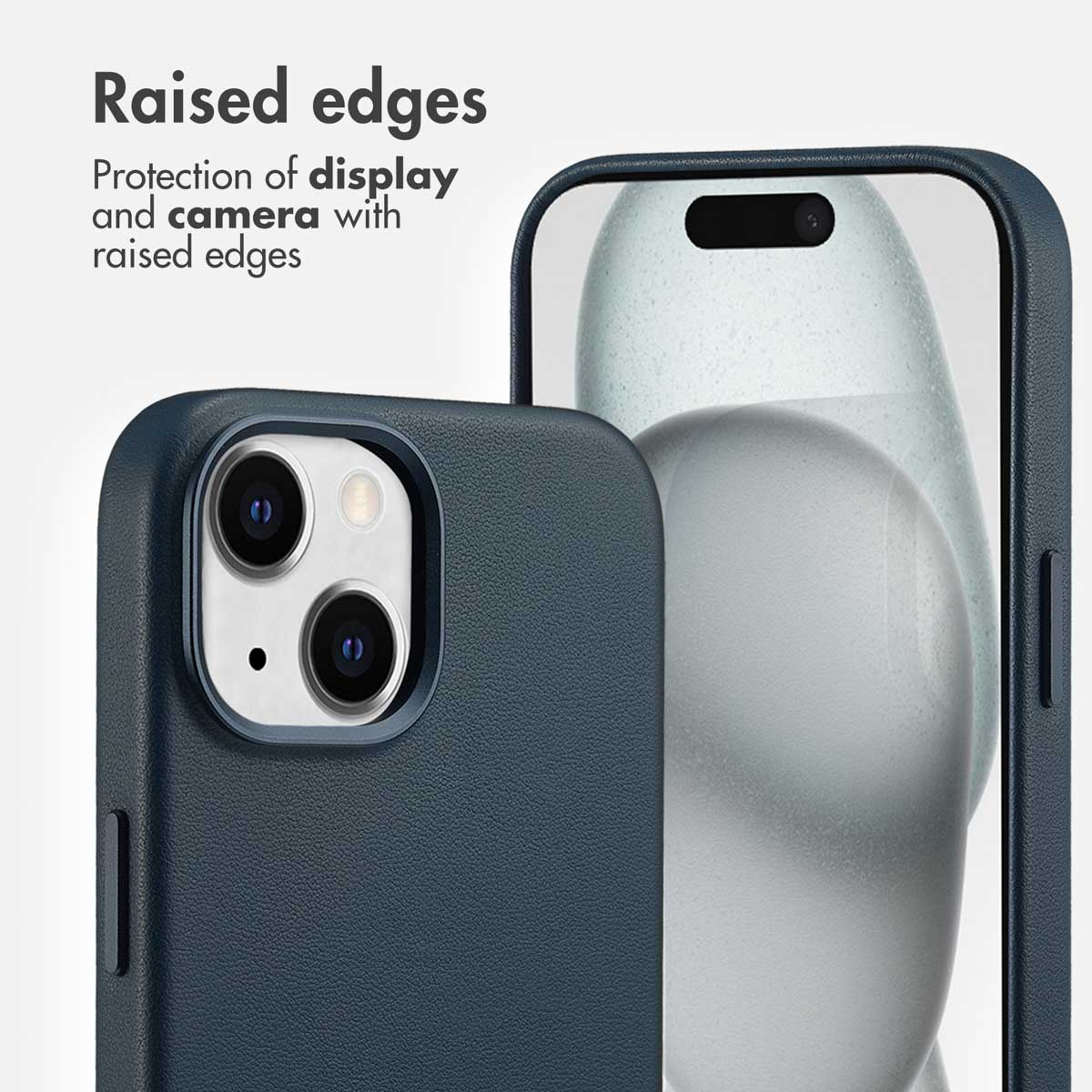 Uno smartphone in una custodia blu scuro mostra bordi rialzati che proteggono la fotocamera e lo schermo.