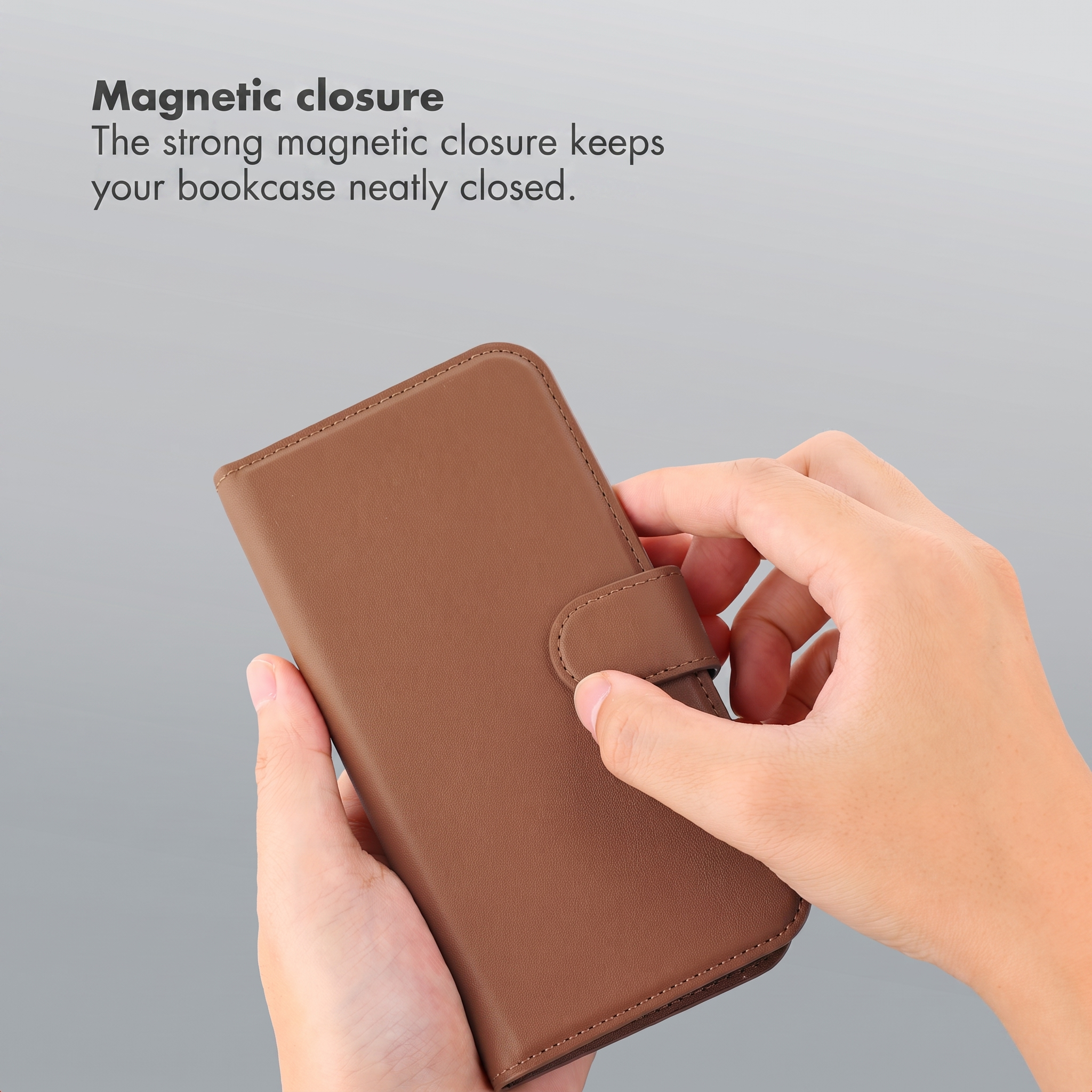 Manos sosteniendo una funda de cuero marrón para teléfono con cierre magnético.