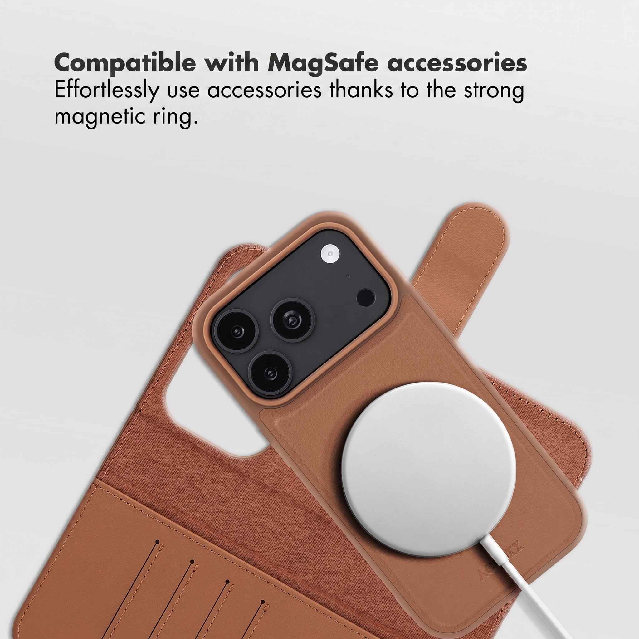 Funda de cuero marrón para teléfono con un cargador MagSafe redondo en la parte trasera sobre fondo blanco.