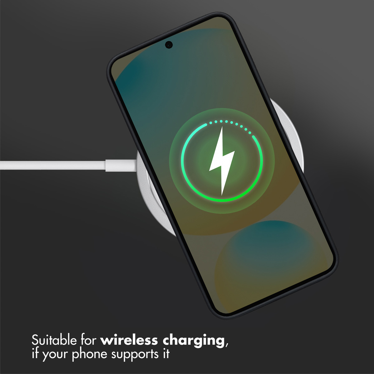 Uno smartphone è su una base di ricarica wireless rotonda e bianca con un'icona verde.