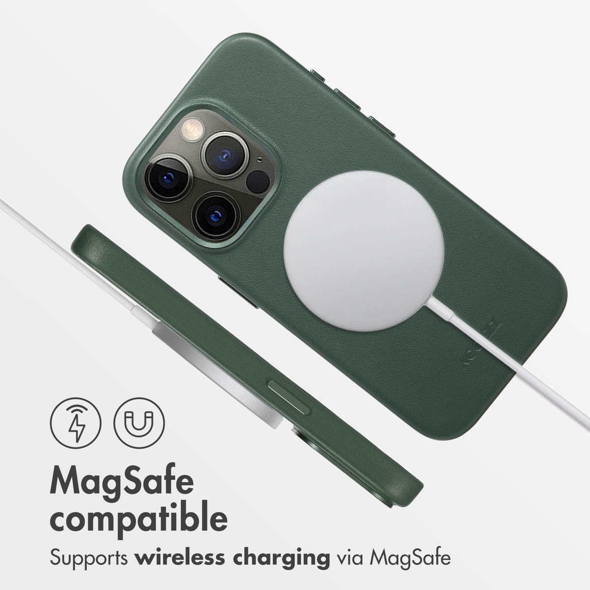 Une coque verte MagSafe avec un chargeur magnétique blanc, vue de dos et de profil.