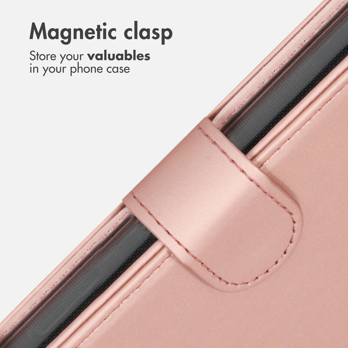 Primo piano di una custodia per telefono rosa con chiusura magnetica e testo.