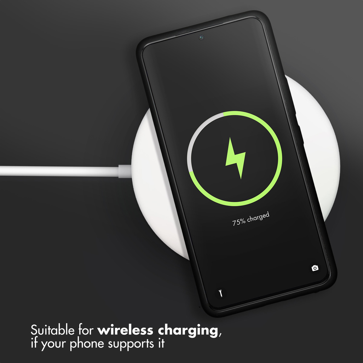 Un smartphone se recharge sans fil sur un socle blanc avec une icône de charge verte.