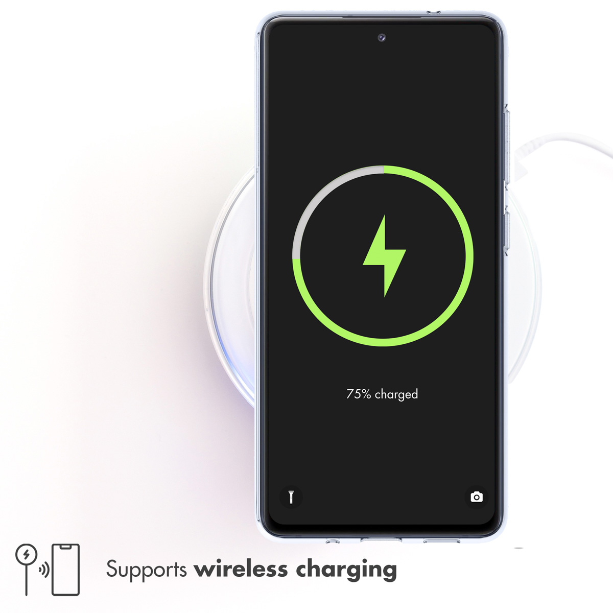 Smartphone sur chargeur sans fil blanc à 75%.