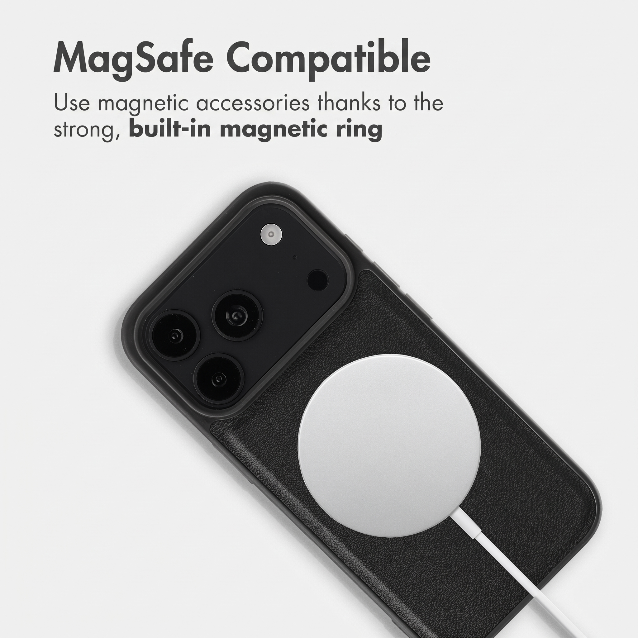 Smartphone noir compatible MagSafe avec un chargeur circulaire blanc fixé à l'arrière.