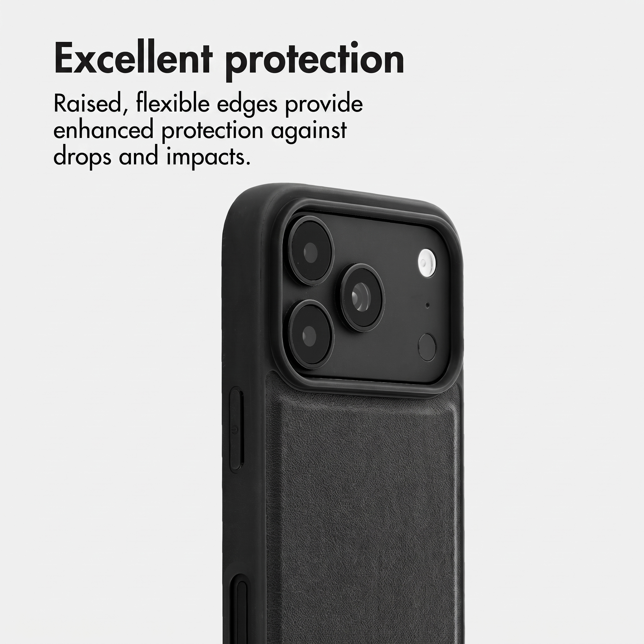 Une coque de téléphone noire avec des bords surélevés protégeant les objectifs et du texte.
